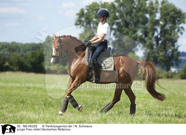 junge Frau reitet Deutsches Reitpony / young woman rides German Riding Pony / NS-06292