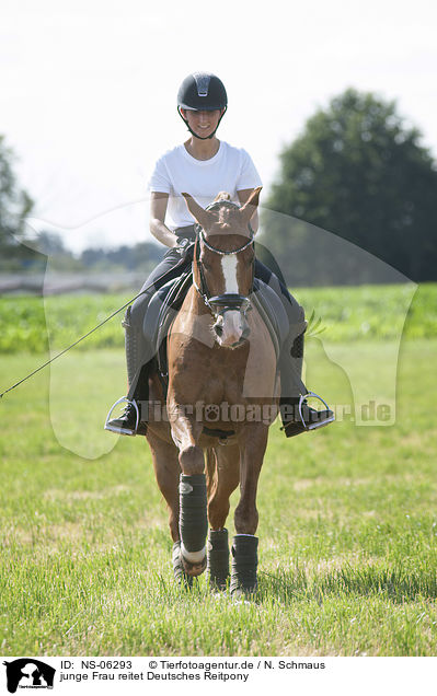 junge Frau reitet Deutsches Reitpony / NS-06293