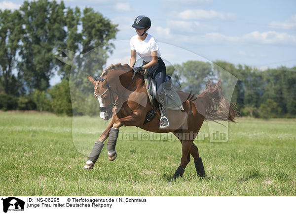 junge Frau reitet Deutsches Reitpony / young woman rides German Riding Pony / NS-06295