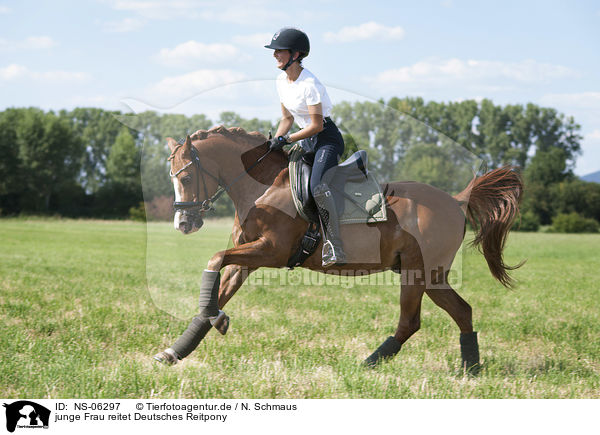 junge Frau reitet Deutsches Reitpony / young woman rides German Riding Pony / NS-06297