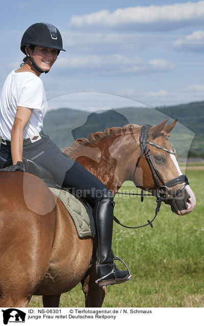 junge Frau reitet Deutsches Reitpony / young woman rides German Riding Pony / NS-06301