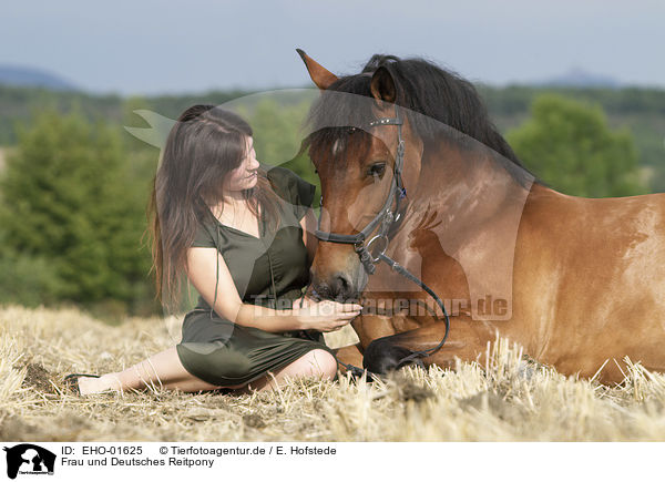 Frau und Deutsches Reitpony / woman and German Riding Pony / EHO-01625