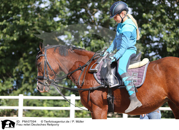 Frau reitet Deutsches Reitpony / woman rides German Riding Pony / PM-07594