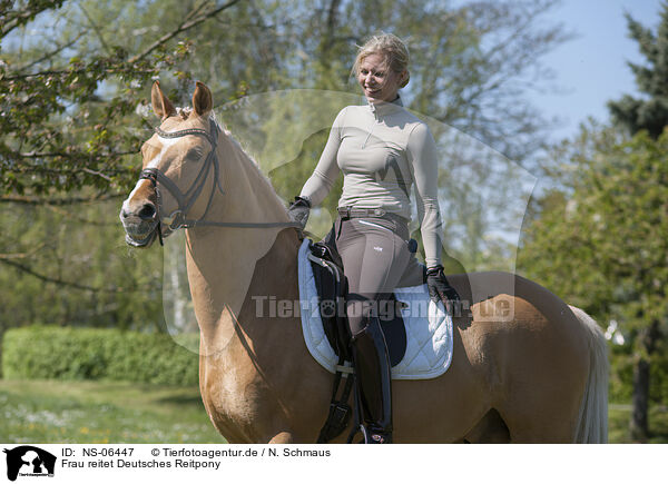 Frau reitet Deutsches Reitpony / woman rides German Riding Pony / NS-06447