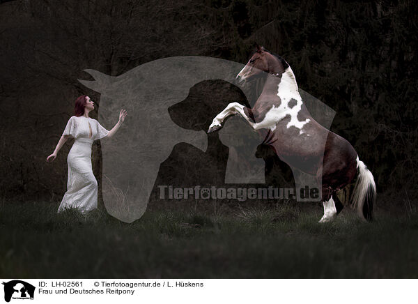 Frau und Deutsches Reitpony / woman and German Riding Pony / LH-02561