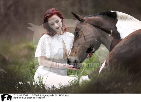 Frau und Deutsches Reitpony / woman and German Riding Pony / LH-02562