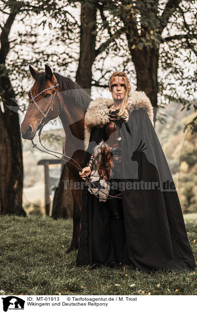 Wikingerin und Deutsches Reitpony / Viking woman and German Riding Pony / MT-01913