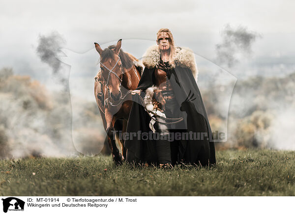 Wikingerin und Deutsches Reitpony / Viking woman and German Riding Pony / MT-01914