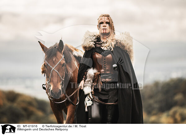 Wikingerin und Deutsches Reitpony / Viking woman and German Riding Pony / MT-01916