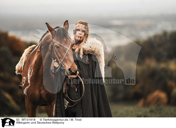 Wikingerin und Deutsches Reitpony / Viking woman and German Riding Pony / MT-01918
