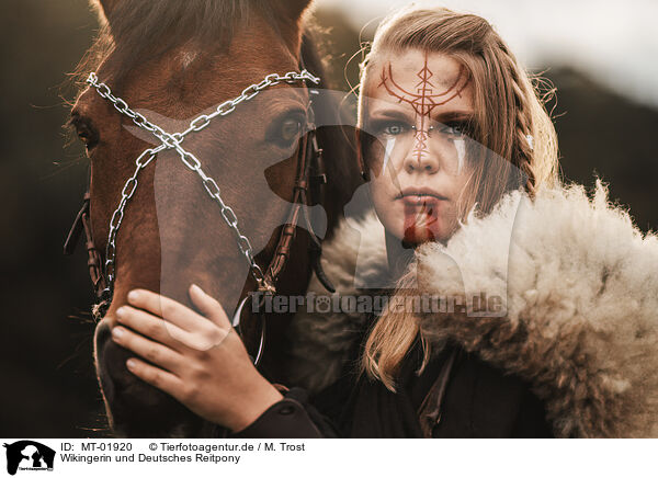 Wikingerin und Deutsches Reitpony / Viking woman and German Riding Pony / MT-01920