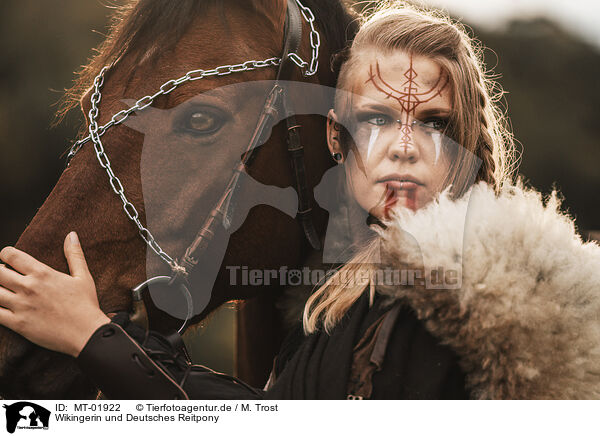 Wikingerin und Deutsches Reitpony / Viking woman and German Riding Pony / MT-01922