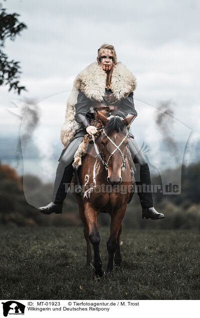 Wikingerin und Deutsches Reitpony / Viking woman and German Riding Pony / MT-01923