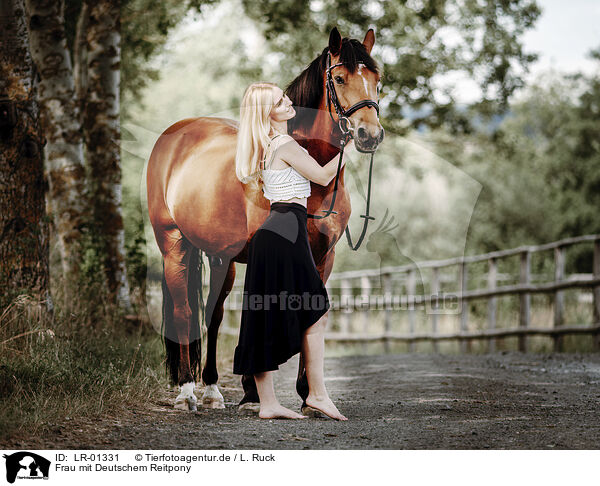 Frau mit Deutschem Reitpony / LR-01331