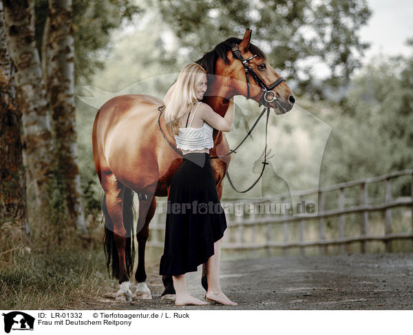 Frau mit Deutschem Reitpony / LR-01332