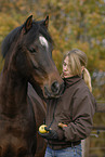 junge Frau mit Pferd