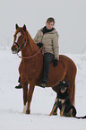 Frau reitet Deutsches Reitpony