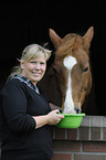 Frau mit Deutschem Reitpony