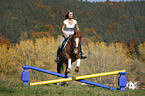 Frau springt mit Deutsches Reitpony