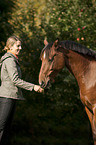 Frau mit Deutschem Reitpony