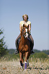 Frau mit Pferd