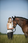 Frau und Deutsches Reitpony