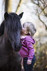 Deutsches Reitpony mit Kind