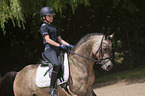Mdchen reitet Deutsches Reitpony