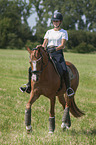 junge Frau reitet Deutsches Reitpony