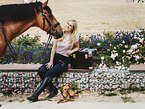 Frau mit Pferd und Hund