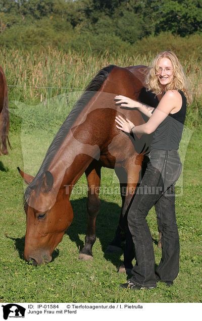 Junge Frau mit Pferd / IP-01584