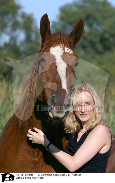 Junge Frau mit Pferd / IP-01606