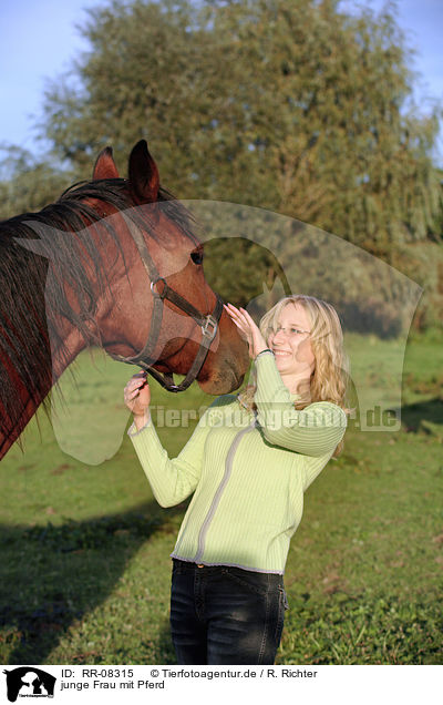 junge Frau mit Pferd / RR-08315