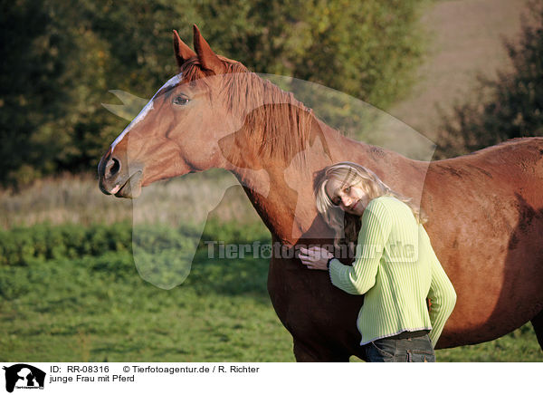 junge Frau mit Pferd / young woman with horse / RR-08316