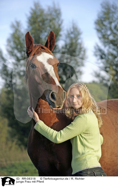 junge Frau mit Pferd / RR-08318
