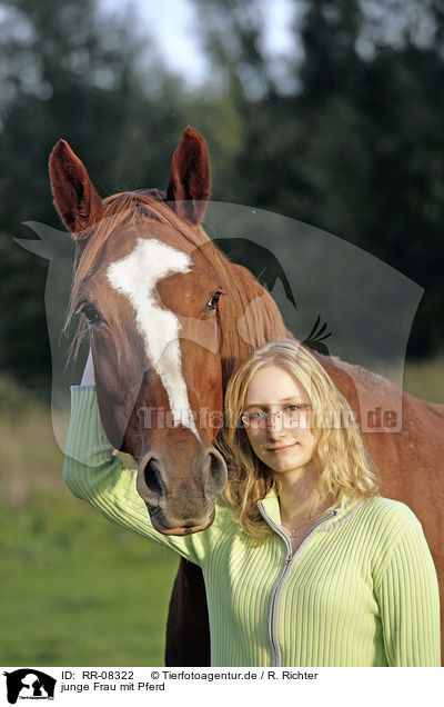 junge Frau mit Pferd / RR-08322