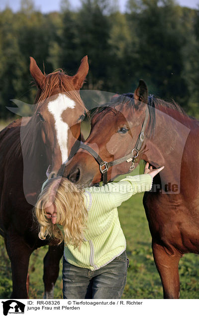 junge Frau mit Pferden / RR-08326