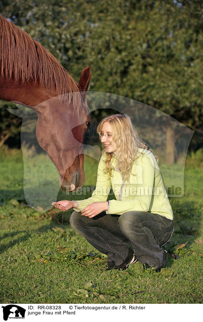junge Frau mit Pferd / RR-08328