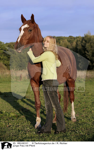 junge Frau mit Pferd / RR-08331