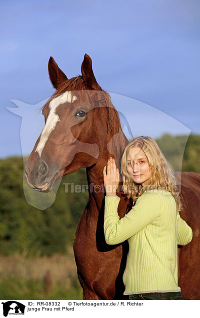 junge Frau mit Pferd / RR-08332