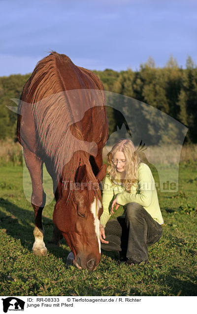 junge Frau mit Pferd / young woman with horse / RR-08333