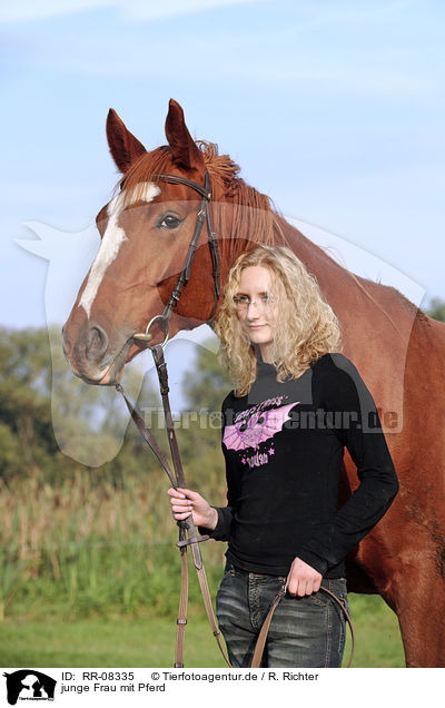 junge Frau mit Pferd / RR-08335