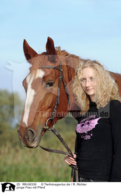 junge Frau mit Pferd / RR-08336