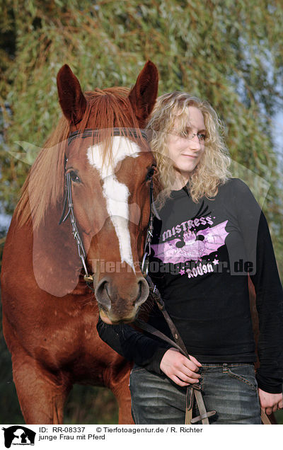 junge Frau mit Pferd / RR-08337