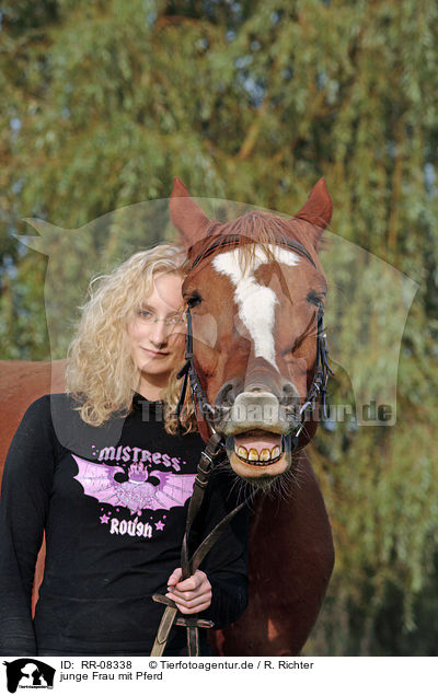 junge Frau mit Pferd / RR-08338