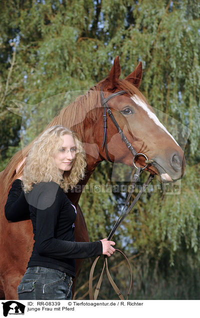 junge Frau mit Pferd / RR-08339