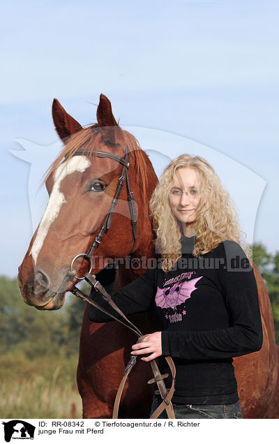 junge Frau mit Pferd / RR-08342
