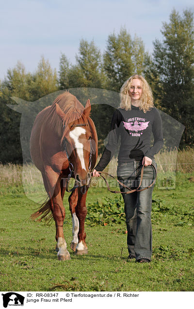 junge Frau mit Pferd / RR-08347
