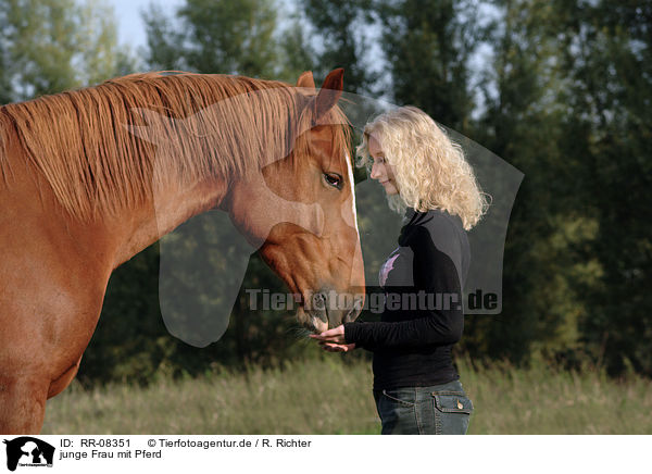 junge Frau mit Pferd / young woman with horse / RR-08351
