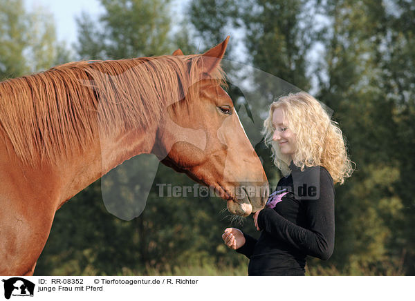 junge Frau mit Pferd / RR-08352